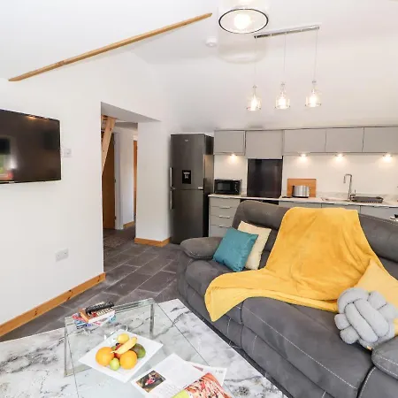 Lands Brow بيت للعطل Red Dial